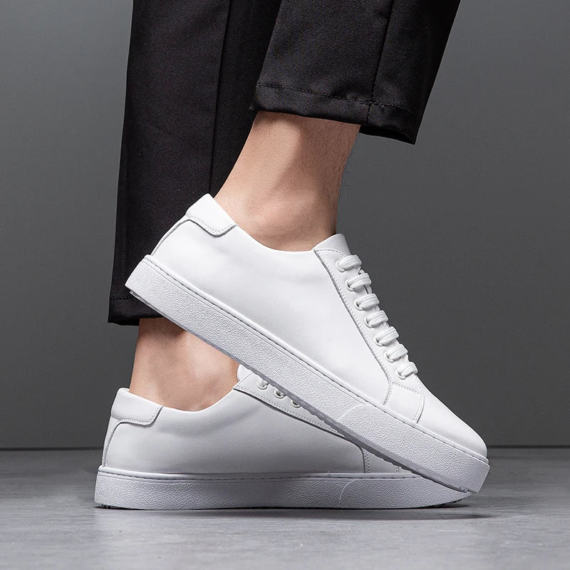 Sneakers eleganti in pelle da uomo, colore marrone, design sobrio, suola bianca, perfette per look casual e semi-formali.
