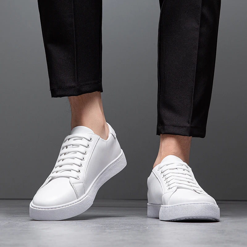 Sneakers eleganti in pelle da uomo, colore marrone, design sobrio, suola bianca, perfette per look casual e semi-formali.