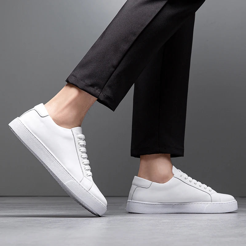 Sneakers eleganti in pelle da uomo, colore marrone, design sobrio, suola bianca, perfette per look casual e semi-formali.