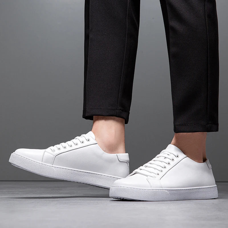 Sneakers eleganti in pelle da uomo, colore marrone, design sobrio, suola bianca, perfette per look casual e semi-formali.