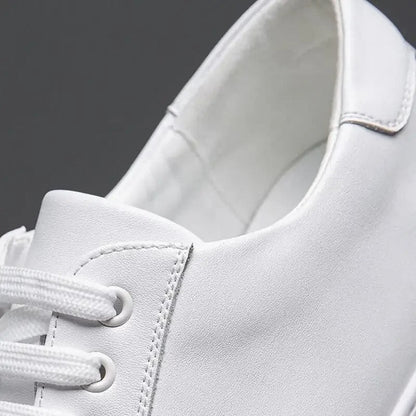 Sneakers eleganti in pelle da uomo, colore marrone, design sobrio, suola bianca, perfette per look casual e semi-formali.