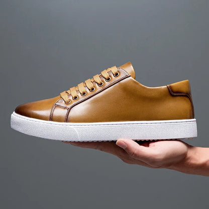 Sneakers eleganti in pelle da uomo, colore marrone, design sobrio, suola bianca, perfette per look casual e semi-formali.