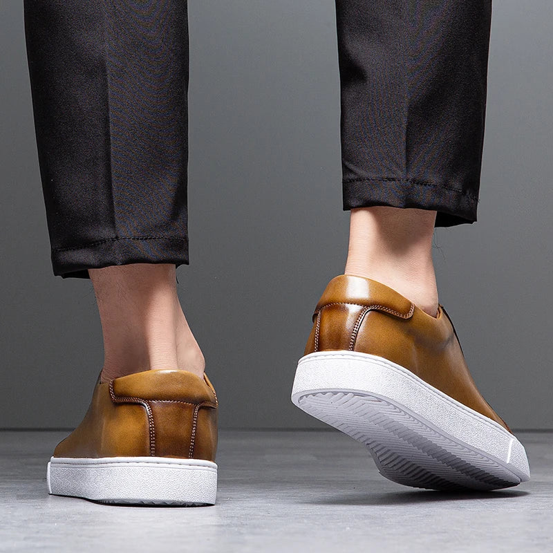 Sneakers eleganti in pelle da uomo, colore marrone, design sobrio, suola bianca, perfette per look casual e semi-formali.