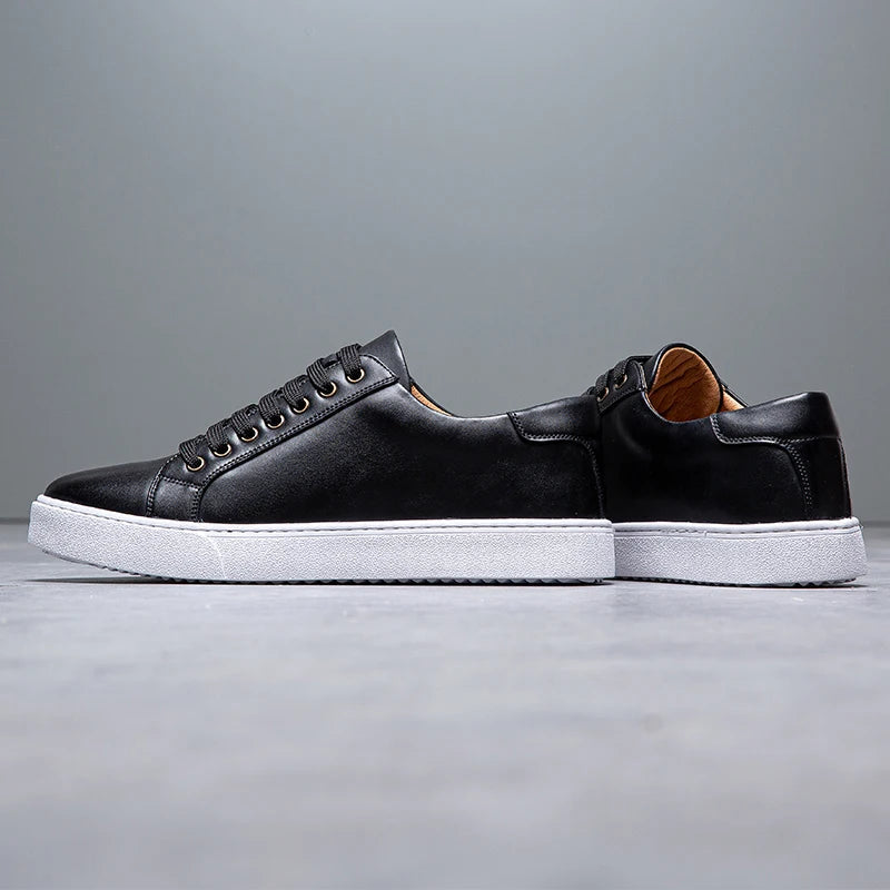 Sneakers eleganti in pelle da uomo, colore marrone, design sobrio, suola bianca, perfette per look casual e semi-formali.