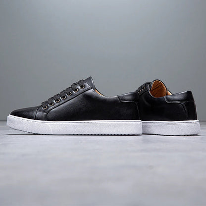 Sneakers eleganti in pelle da uomo, colore marrone, design sobrio, suola bianca, perfette per look casual e semi-formali.