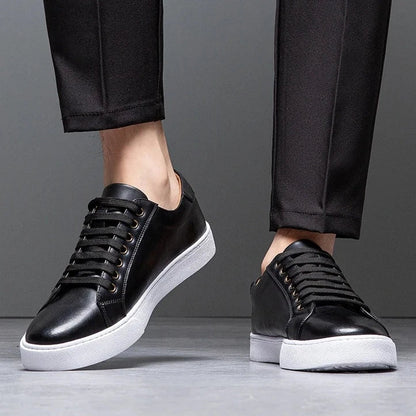 Sneakers eleganti in pelle da uomo, colore marrone, design sobrio, suola bianca, perfette per look casual e semi-formali.