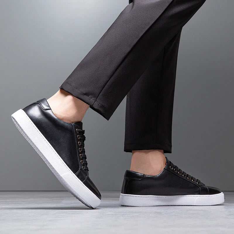 Sneakers eleganti in pelle da uomo, colore marrone, design sobrio, suola bianca, perfette per look casual e semi-formali.
