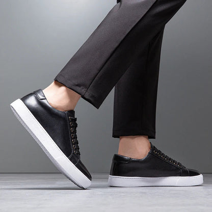 Sneakers eleganti in pelle da uomo, colore marrone, design sobrio, suola bianca, perfette per look casual e semi-formali.