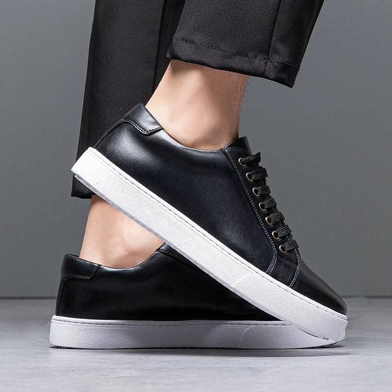 Sneakers eleganti in pelle da uomo, colore marrone, design sobrio, suola bianca, perfette per look casual e semi-formali.
