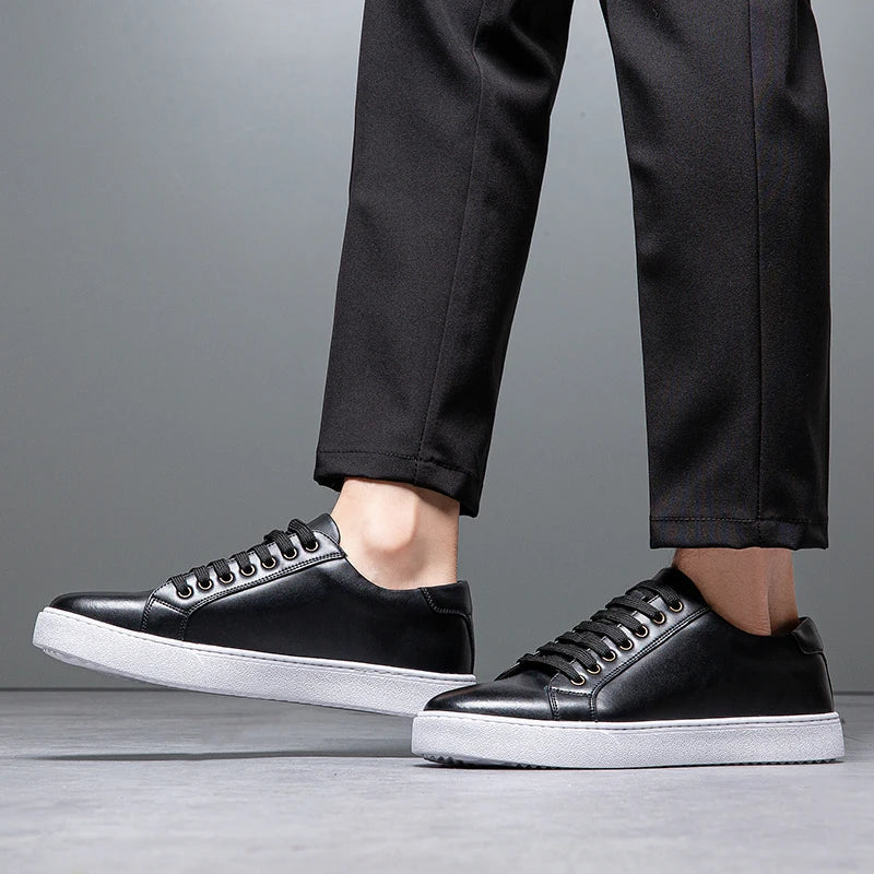 Sneakers eleganti in pelle da uomo, colore marrone, design sobrio, suola bianca, perfette per look casual e semi-formali.