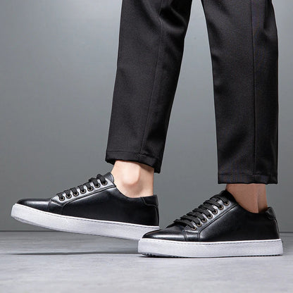 Sneakers eleganti in pelle da uomo, colore marrone, design sobrio, suola bianca, perfette per look casual e semi-formali.