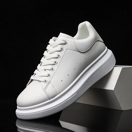 "Sneakers unisex bianche/nere con suola chunky e plateau, design moderno e audace, perfette per qualunque outfit."