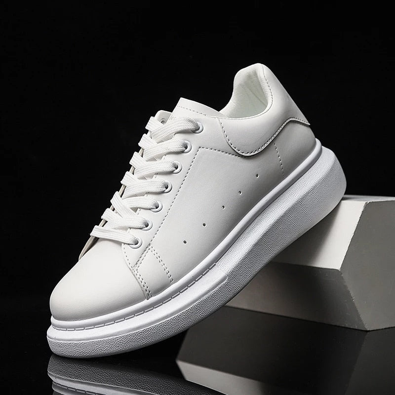 "Sneakers unisex bianche/nere con suola chunky e plateau, design moderno e audace, perfette per qualunque outfit."