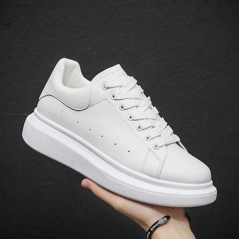 "Sneakers unisex bianche/nere con suola chunky e plateau, design moderno e audace, perfette per qualunque outfit."