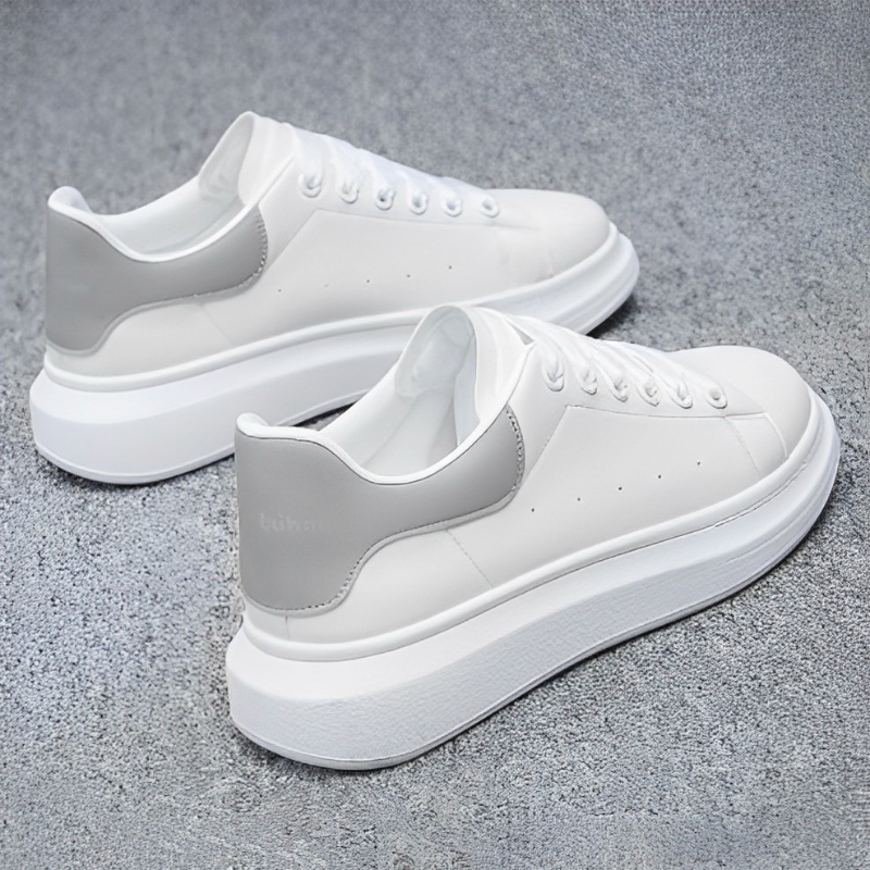 "Sneakers unisex bianche/nere con suola chunky e plateau, design moderno e audace, perfette per qualunque outfit."
