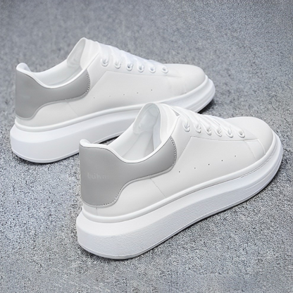 "Sneakers unisex bianche/nere con suola chunky e plateau, design moderno e audace, perfette per qualunque outfit."