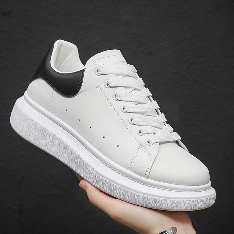 "Sneakers unisex bianche/nere con suola chunky e plateau, design moderno e audace, perfette per qualunque outfit."