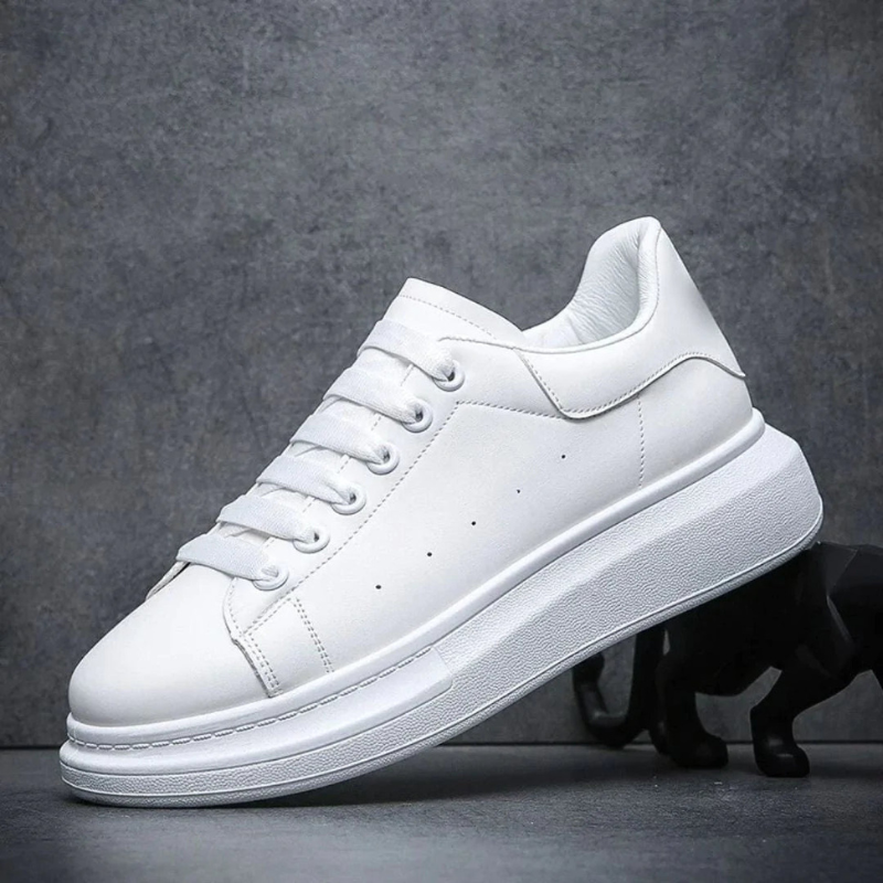"Sneakers unisex bianche/nere con suola chunky e plateau, design moderno e audace, perfette per qualunque outfit."