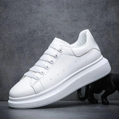 "Sneakers unisex bianche/nere con suola chunky e plateau, design moderno e audace, perfette per qualunque outfit."