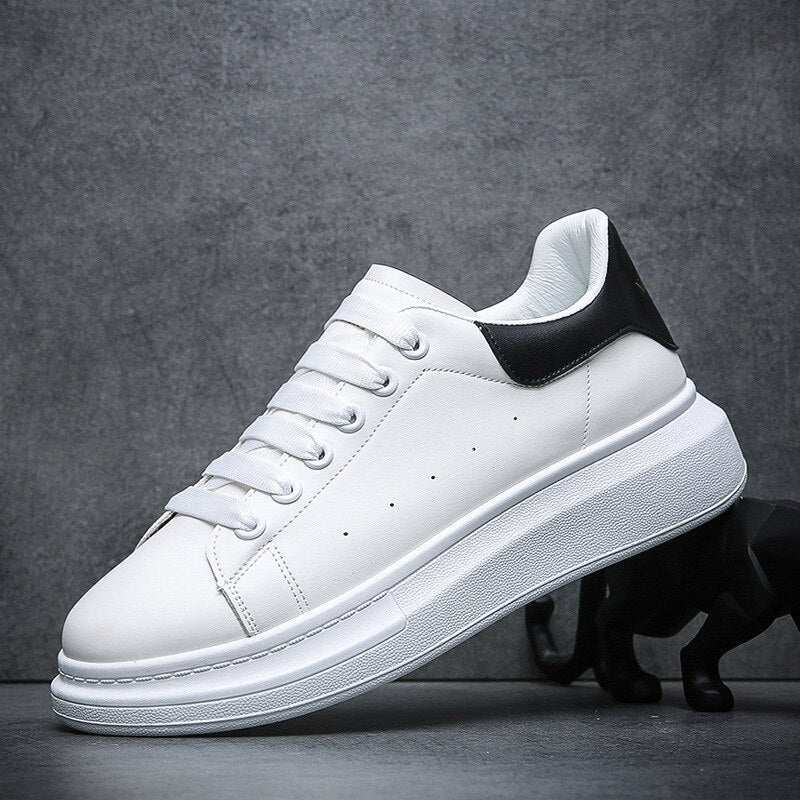"Sneakers unisex bianche/nere con suola chunky e plateau, design moderno e audace, perfette per qualunque outfit."