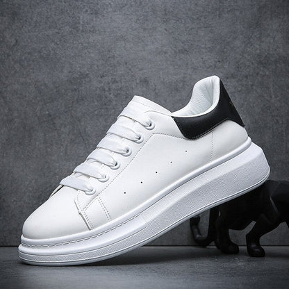 "Sneakers unisex bianche/nere con suola chunky e plateau, design moderno e audace, perfette per qualunque outfit."