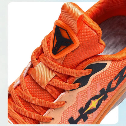 "Sneakers unisex con tecnologia SpringTech, design moderno nero, suola a molla visibile, ideali per sport e attività quotidia