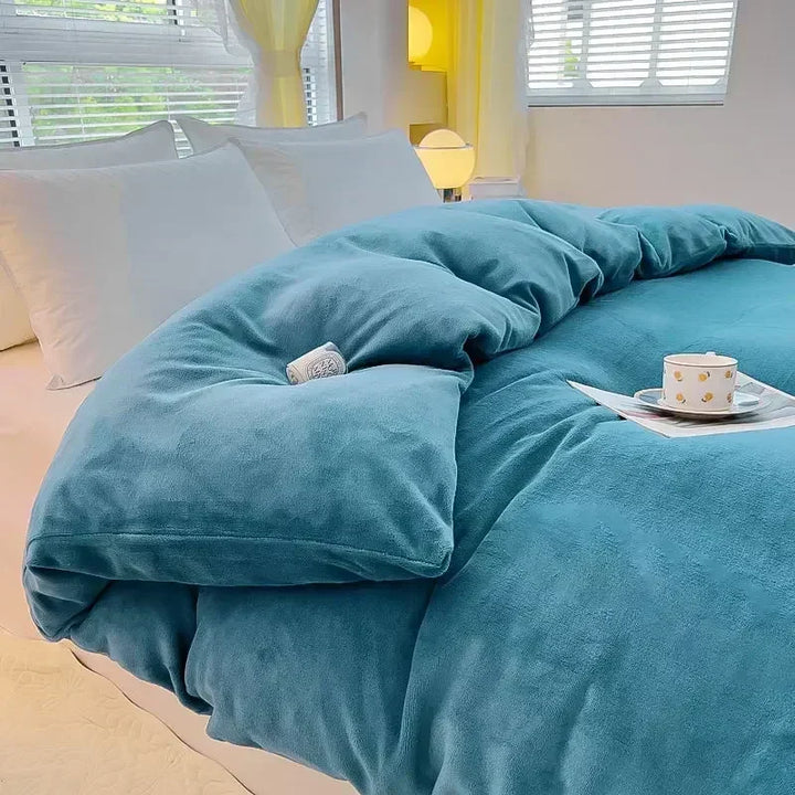 Experience ultimate winter comfort with this soft flannel fleece duvet cover, ideal for cozy bedding and luxurious sleep.