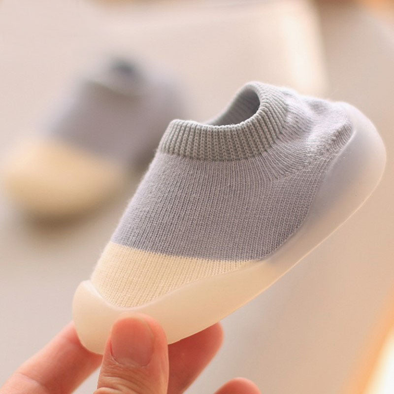 Comfortable anti-slip knitted toddler walking shoes, perfect for warm feet and early steps.