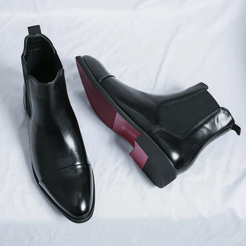 "Stivaletti Chelsea in pelle nera con dettagli elastici, design elegante e moderno per un look maschile sofisticato."