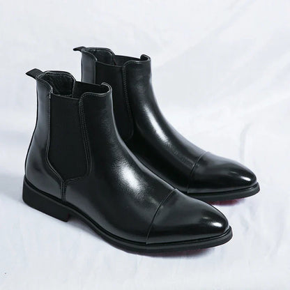 "Stivaletti Chelsea in pelle nera con dettagli elastici, design elegante e moderno per un look maschile sofisticato."