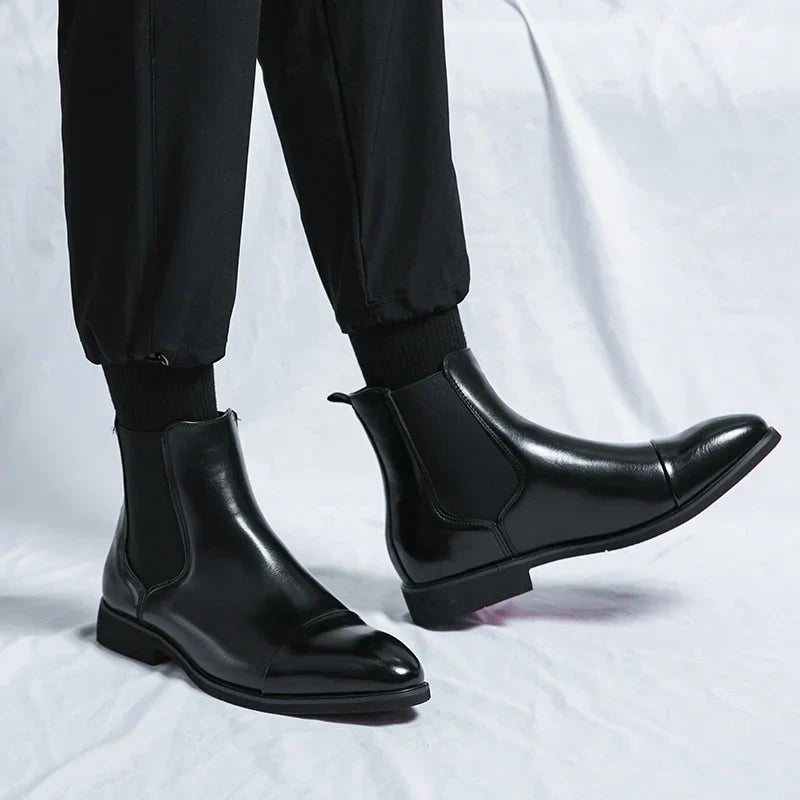"Stivaletti Chelsea in pelle nera con dettagli elastici, design elegante e moderno per un look maschile sofisticato."
