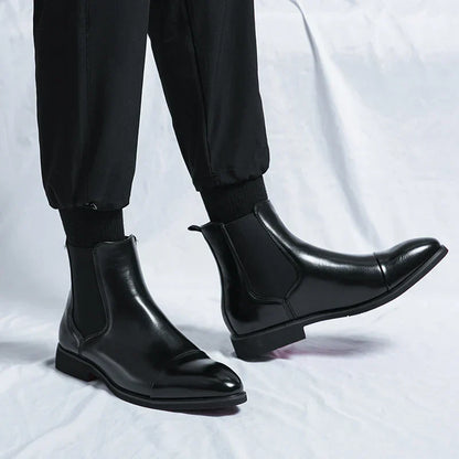 "Stivaletti Chelsea in pelle nera con dettagli elastici, design elegante e moderno per un look maschile sofisticato."
