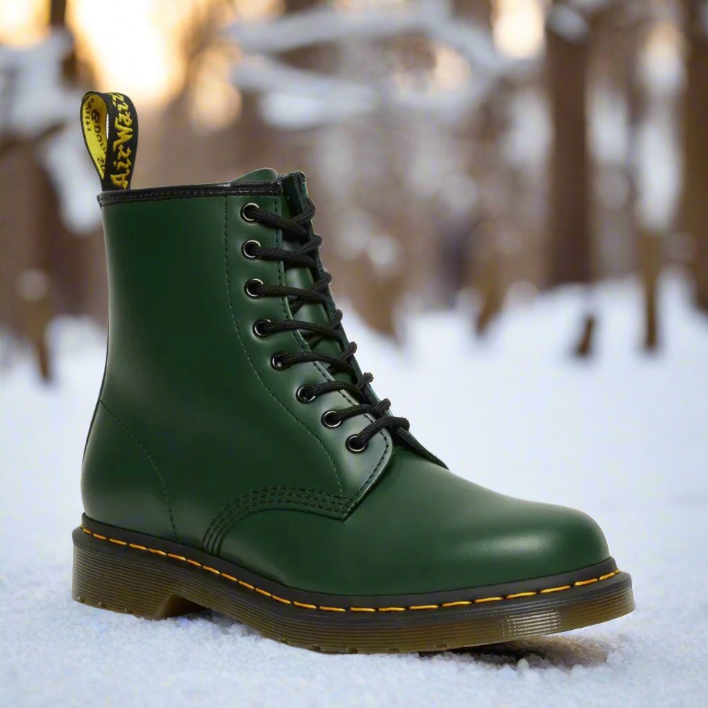 "Stivaletto uomo in pelle vegana nera, elegante con suola antiscivolo, perfetto per look casual e formali."
