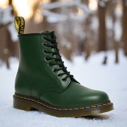 "Stivaletto uomo in pelle vegana nera, elegante con suola antiscivolo, perfetto per look casual e formali."