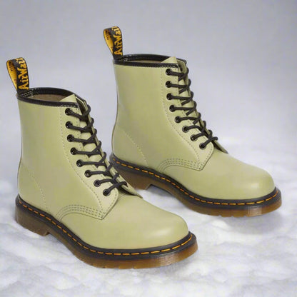 "Stivaletto uomo in pelle vegana nera, elegante con suola antiscivolo, perfetto per look casual e formali."