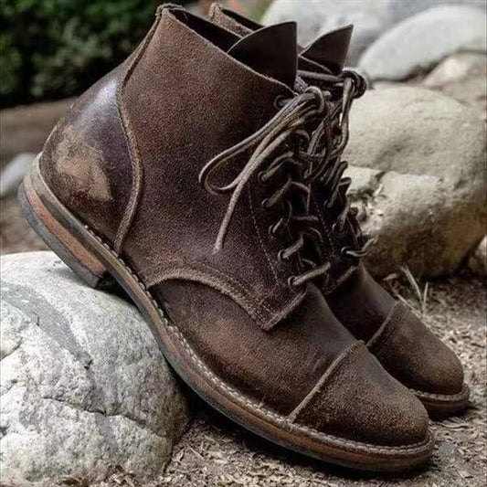 "Stivali classici in pelle da uomo marrone scuro, design elegante, cuciture robuste, adatti per abiti formali e casual."