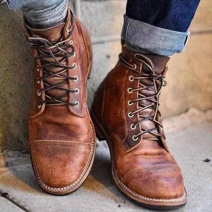 "Stivali classici in pelle da uomo marrone scuro, design elegante, cuciture robuste, adatti per abiti formali e casual."