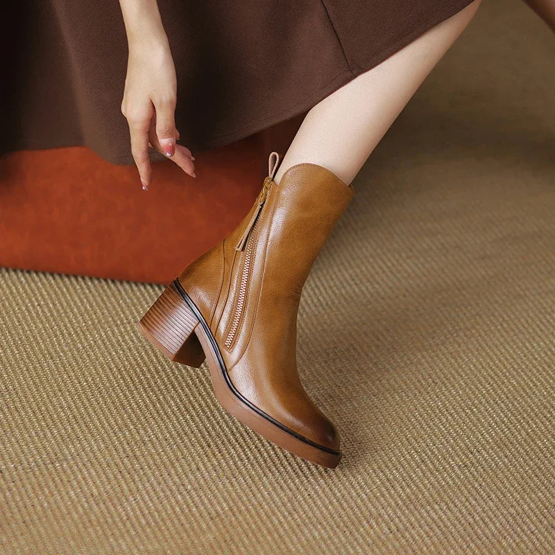 "Stivali da donna in pelle premium marrone, design ankle boot, eleganti e versatili, con punta arrotondata e suola robusta."