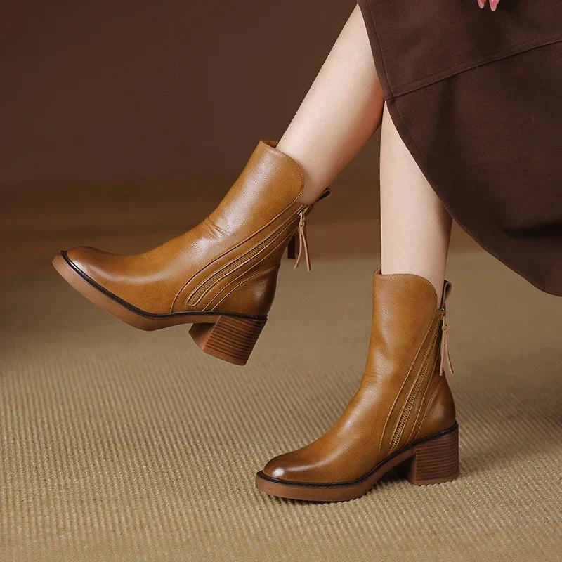 "Stivali da donna in pelle premium marrone, design ankle boot, eleganti e versatili, con punta arrotondata e suola robusta."