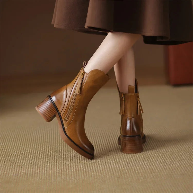 "Stivali da donna in pelle premium marrone, design ankle boot, eleganti e versatili, con punta arrotondata e suola robusta."