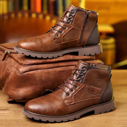 "Stivali in pelle marrone uomo, cerniera laterale, punta a mandorla, eleganti per look formale e casual"