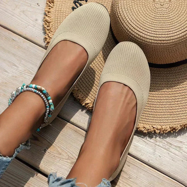 Detail of supportive orthopedic sole in women's comfort flats, pain-relief ballerinas for healthy feet.
