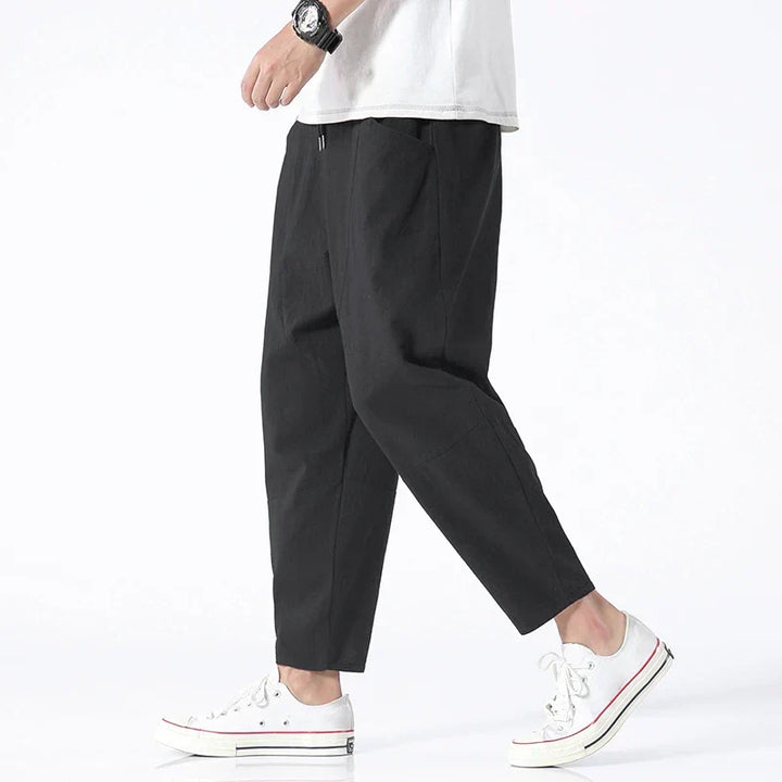 Versatile men's tapered cropped comfort pants with drawstring waist for easy fit. Ideal for summer casual style.