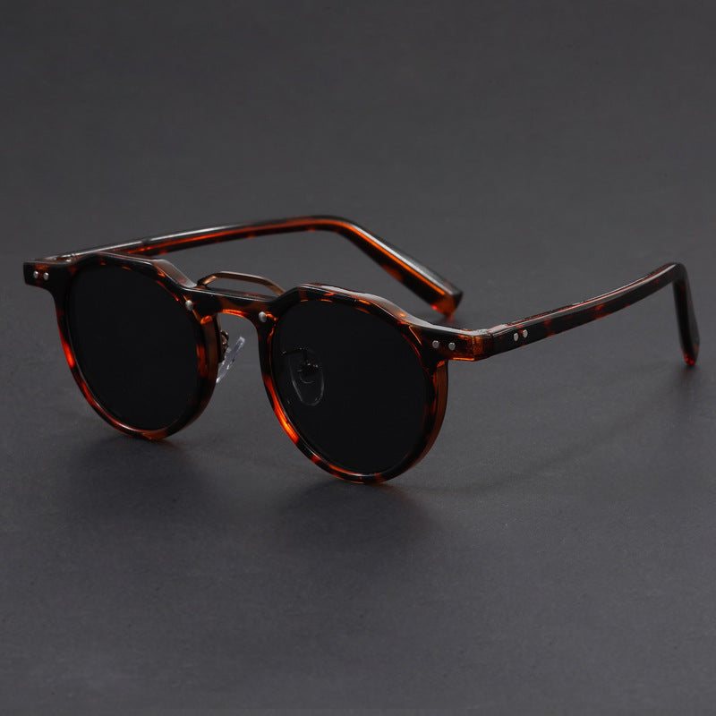 Comfortable & versatile unisex sunglasses, UV400 protected lenses, ideal for daily wear & accessories.