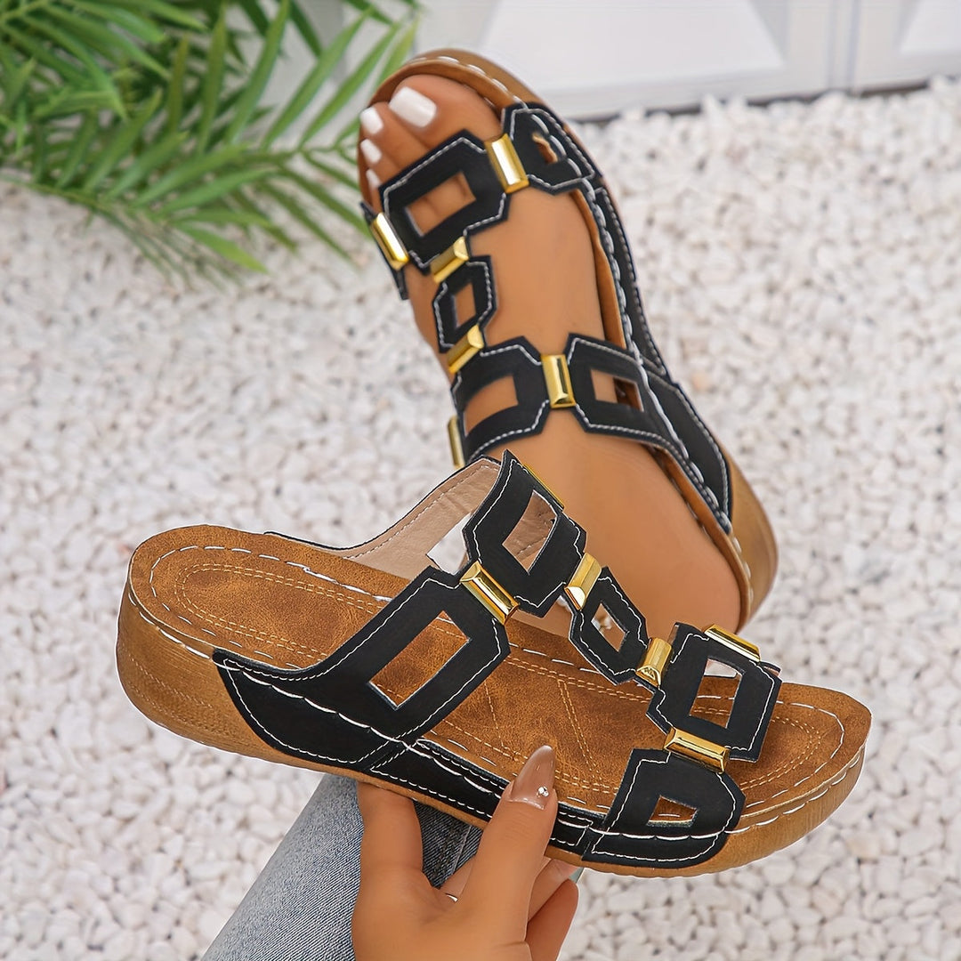 Chic women's platform sandals with secure buckles, designed for summer style and lasting comfort.