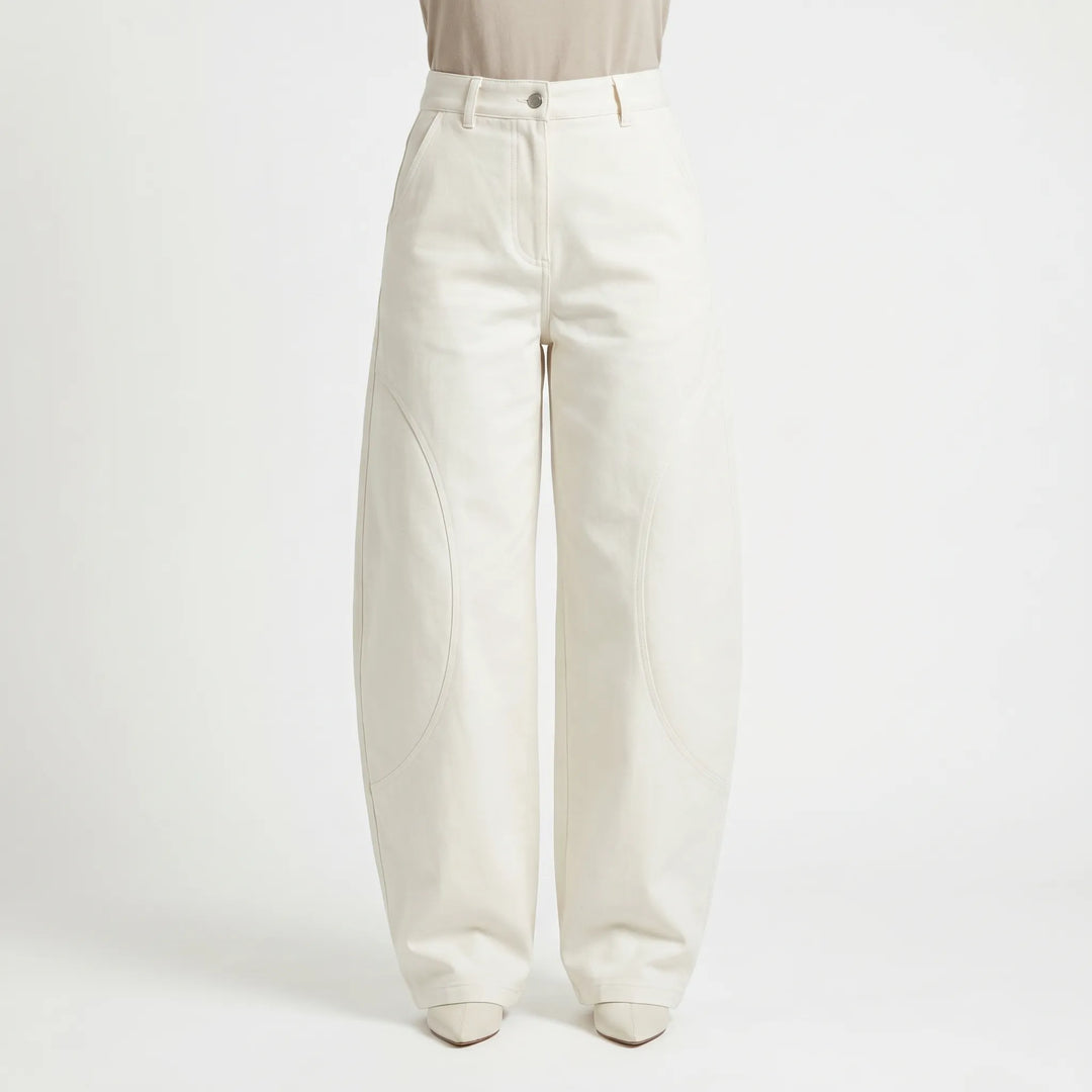 Women's comfortable loose barrel-leg jeans with a low-rise waist, perfect for vintage-style casual or streetwear.