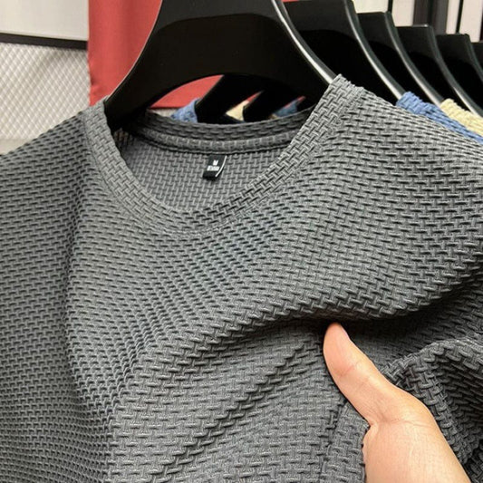 "T-shirt aderente uomo, colore neutro, vestibilità slim, ideale per ogni occasione, tessuto traspirante e confortevole."