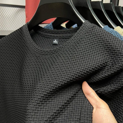 "T-shirt aderente uomo, colore neutro, vestibilità slim, ideale per ogni occasione, tessuto traspirante e confortevole."