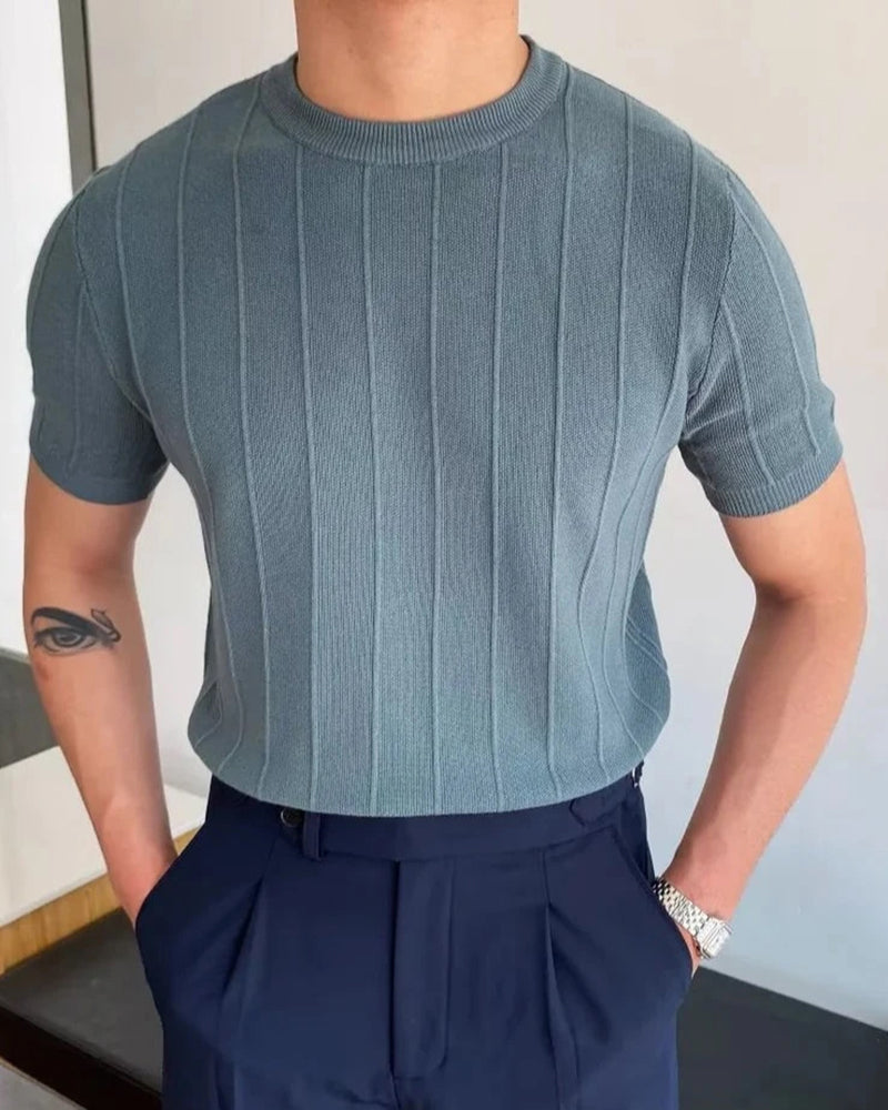 "T-shirt uomo casual a coste, design moderno, colore neutro, vestibilità comoda, ideale per look informali estivi."