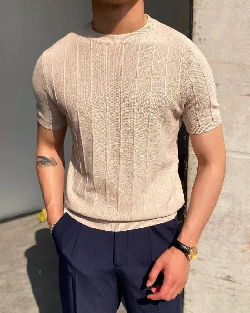 "T-shirt uomo casual a coste, design moderno, colore neutro, vestibilità comoda, ideale per look informali estivi."